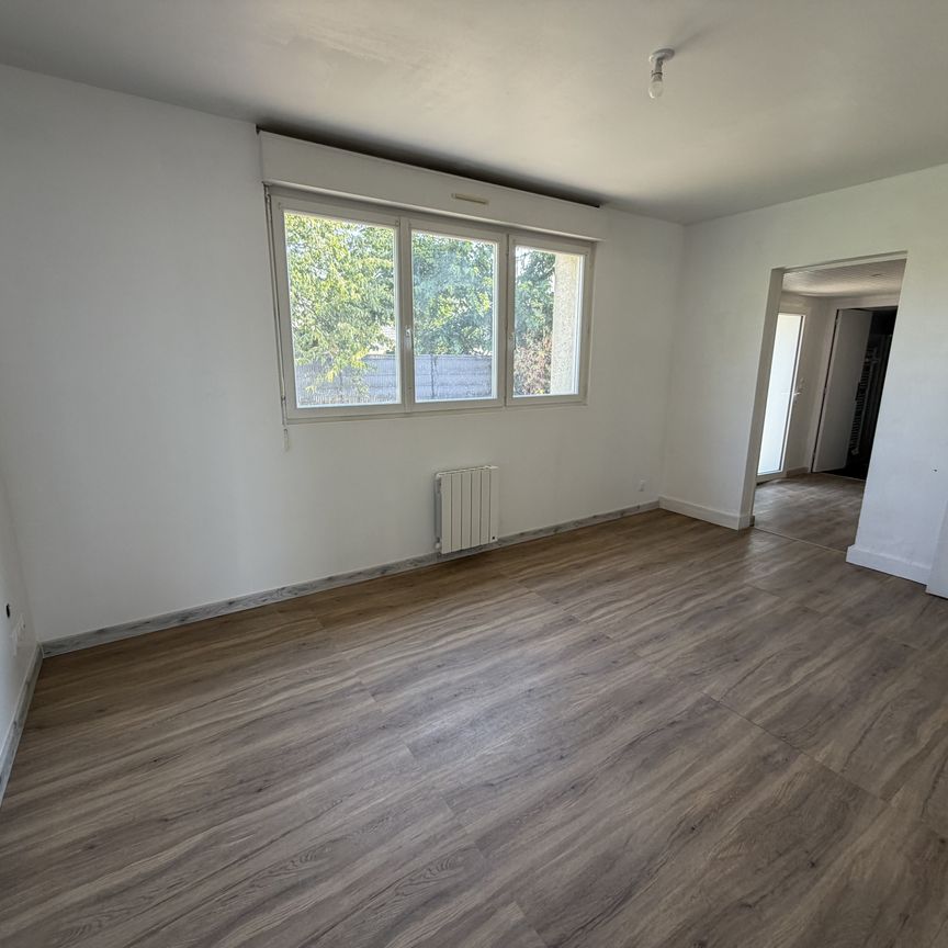 Location Appartement 2 pièces 45m² MESLAY DU MAINE 53170 - Photo 1