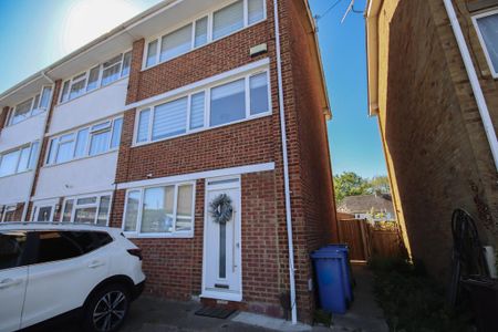 1 bedroom in a house share to rent - Photo 2