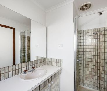 SPACIOUS FAMILY HOME - Photo 2