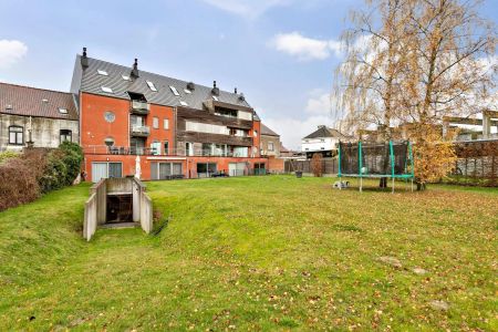 Recent lichtrijk twee slaapkamer appartement met garagebox en kelder - Photo 2