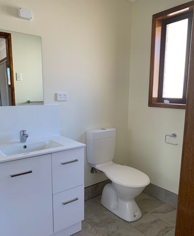 3 Bedroom - 2 Bathroom - Location close to cafes, shops - Photo 5