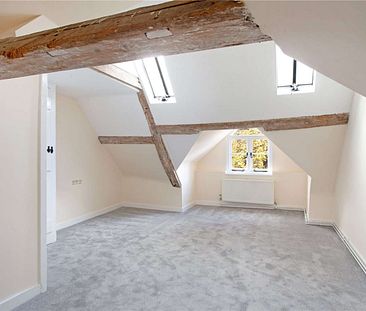 A charming two bedroom cottage in central Winchester. - Photo 1