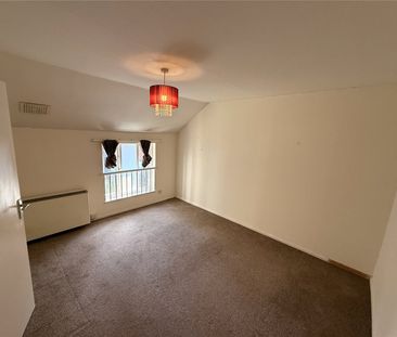 Overthorpe Close, Knaphill, Woking, Surrey, GU21 2LA - Photo 2