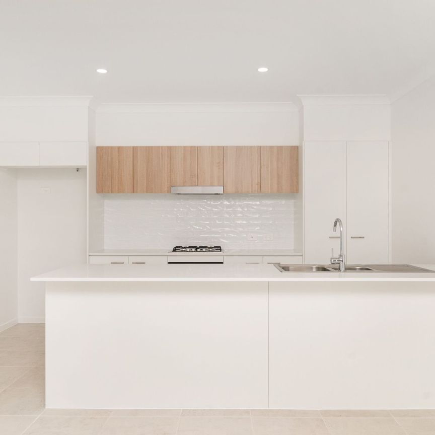 Beautiful 4-Bedroom Family Home Offering Modern Comfort And Convenience. - Photo 1