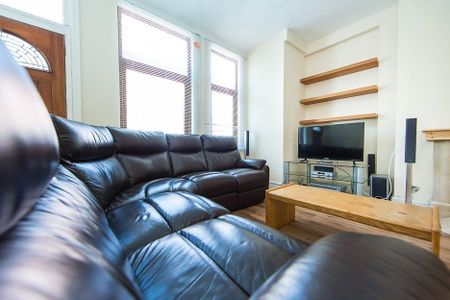 Burchett Grove, Woodhouse, Leeds - Photo 2