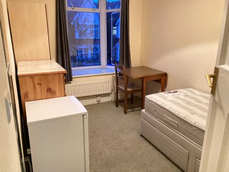 Room in a Shared House, Very Near Craven Avenue Area, W5 - Photo 3