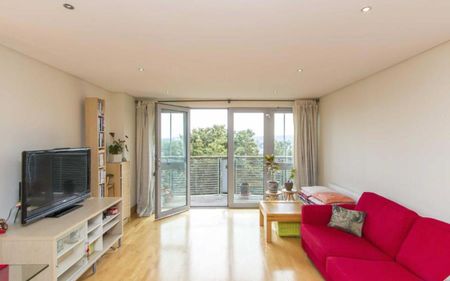 Fantastic for access into the city, the BRI and close to Clifton Triangle and Whiteladies Road. Great views out over Bristol from the private balcony and an allocated parking space too! - Photo 3