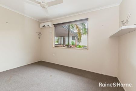 3 BEDROOM TWO-STOREY FAMILY HOME WITH RUMPUS ROOM! - Photo 3