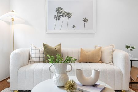 Tastefully Renovated, Centrally Situated, Breathtakingly Ambient, Sun-Kissed And Private Executive Style One Bedroom Oasis, Moments To The Village - Photo 2