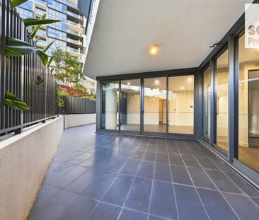 Large Private Courtyard - Photo 6