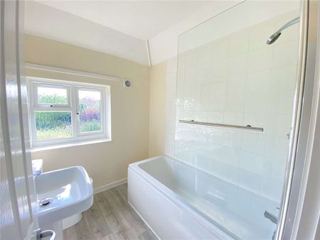 A well presented family home located in vibrant Ditton. - Photo 3