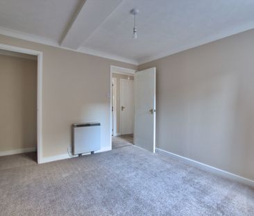 A well maintained ground floor apartment with two bedrooms, a small... - Photo 3