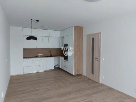 Nabízíme pronájem zánovního zděného bytu 2+kk s balkónem a parkovacím stáním u centra Jihlavy - Fotografie 2