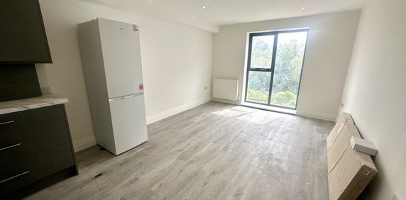 6 Barge Drive, Greater London, UB2 - Photo 2