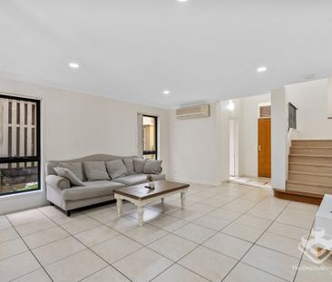 Three-bedroom townhouse for rent - Photo 2