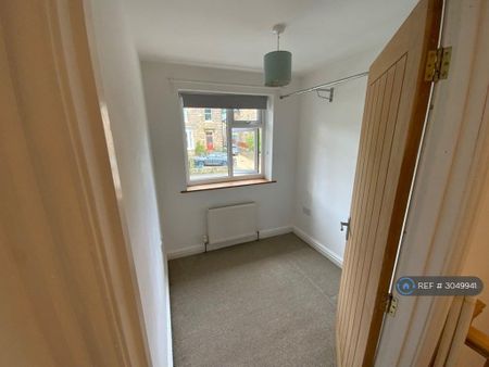 4 bedroom semi-detached house to rent - Photo 2