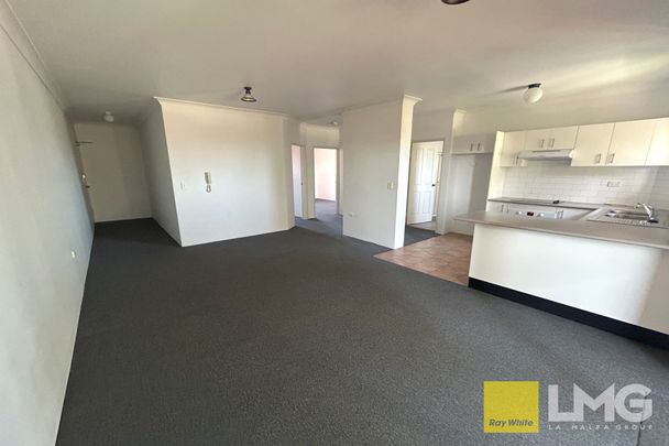 SPACIOUS 2-BEDROOM APARTMENT IN IDEAL LOCATION - Photo 1