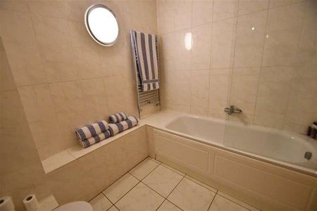 Bedroom Ground Floor Apartment In Billingshurst, RH14 - Photo 4