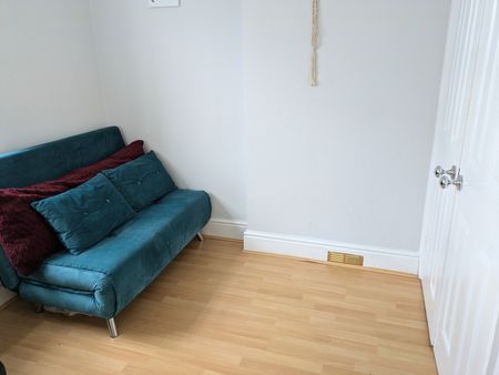 2 Bed Flat, Oakfield Road, BS8 - Photo 2