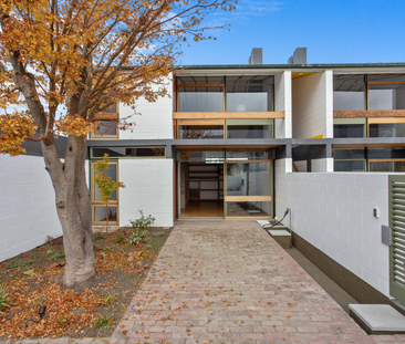 One Bedroom Heritage Apartment City West (Downstairs) with garage - Photo 3