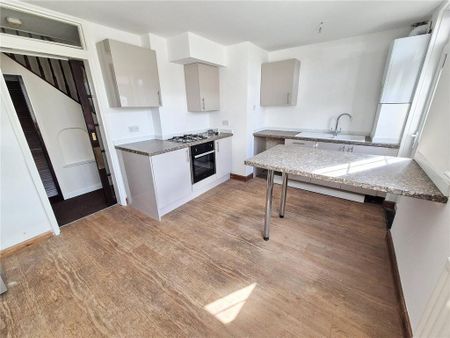 2 bedroom semi-detached house to rent - Photo 4