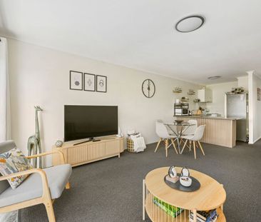 Stylish Top-Floor Inner City Living – Fully Furnished & Ready to Mo... - Photo 2