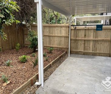 3 BEDROOM TOWNHOUSE - Double Garage, Air Cons - Photo 5