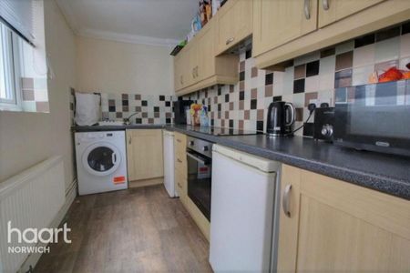 1 bedroom in a house share to rent - Photo 2