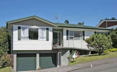 Stunning Three-Bedroom Home with Views & Deck - Photo 5