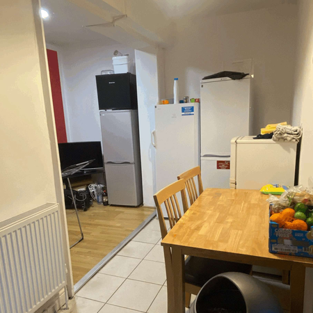 A Lovely Share in Cowley Room 6 - Photo 3