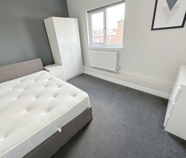 6 Bedroom Mid Terraced House - Photo 4
