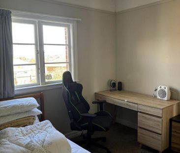 2/3 bedrooms home with plenty parking spaces - Photo 2