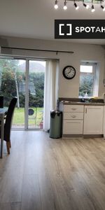 Room for rent in 2-bedroom house in Ballycullen, Dublin - Photo 4