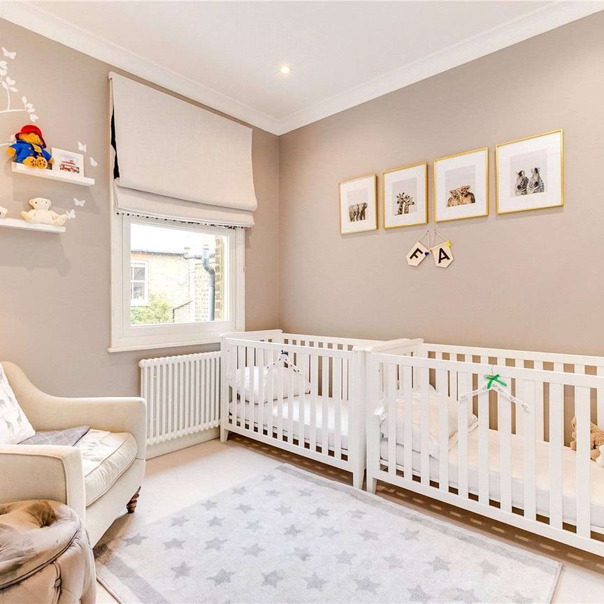 Charming 4 bedroom family home off Battersea Square. - Photo 1