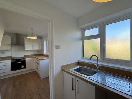 Chesley Close, Worthing, BN13 5 bedroom end of terrace house to rent - Photo 4