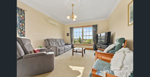 COMFORTABLE FAMILY HOME - Photo 1