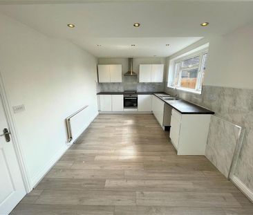 3 bedroom end of terrace house to rent - Photo 1