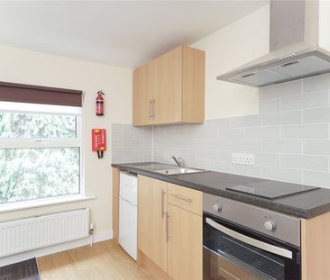 Room 8, 5a Church Street, Esher, Surrey, KT10 flat to rent - Photo 2