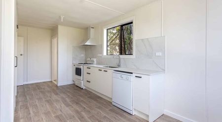 Freshly renovated 4 Bedroom 2 Bathroom property - Photo 4