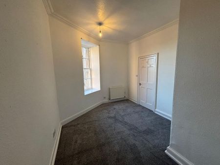 3 bedroom flat to rent - Photo 4