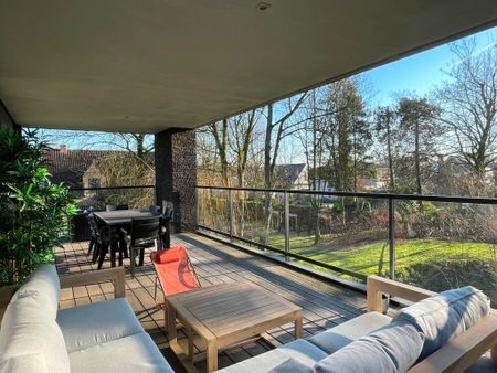 Residentie Silvae is gelegen in een parktuin aan de zuidrand van Gent. Het appartement (153m²) heeft een terras van 32m², een woonkamer met zicht op het groen en 3 slaapkamers. - Foto 5