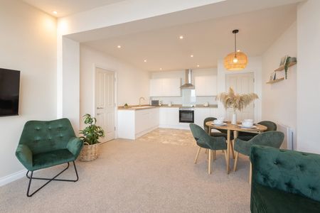 Queen's Parade - Photo 3