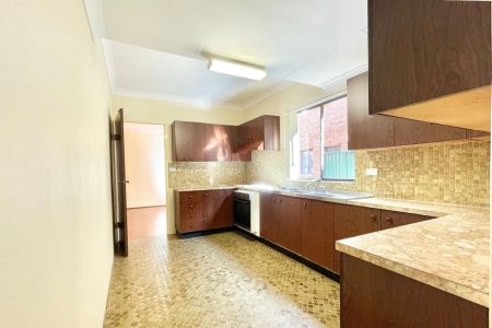 Three-bedroom townhouse in a prime Strathfield South location - Photo 5