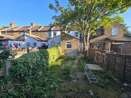4 Bed Terraced House, Pulleyns Avenue, E6 - Photo 5