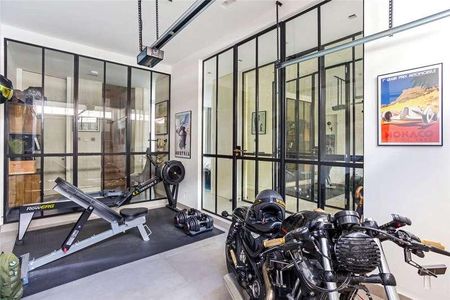 Holland Park Mews, Holland Park, London, W11 - Photo 2