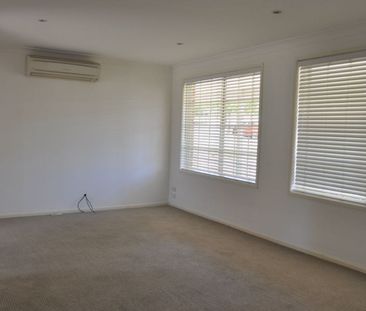 Prime Location Close to Schools & Shops! - Photo 4