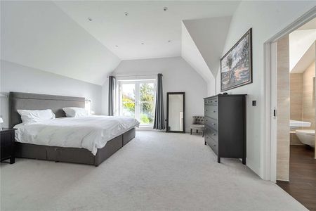 An immaculately presented five bedroom home . - Photo 3