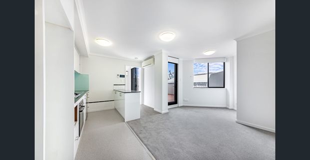 One bedroom renovated apartment in thriving hub - Photo 1