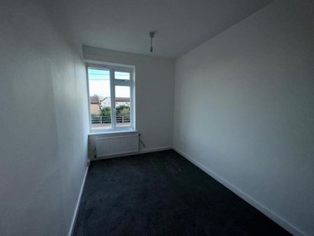 Available 3 Bed House - end terrace - Photo 2
