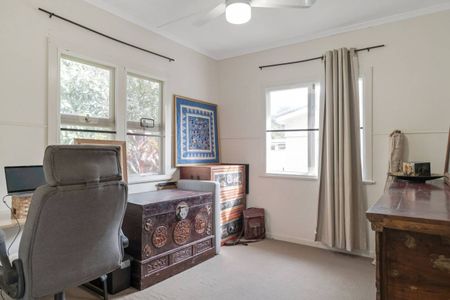 Family Home in Prime Location! - Photo 5